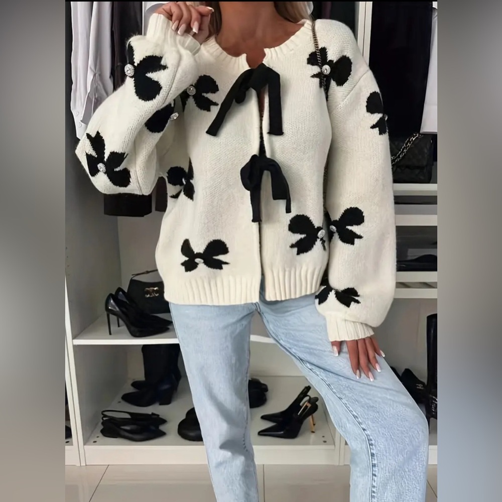 NWOT Embellished Bow Sweater‎ - Picture 2 of 3